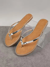 Charger l&#39;image dans la galerie, Solid Metallic Detail Open Toe Thong Slip On Sandals
